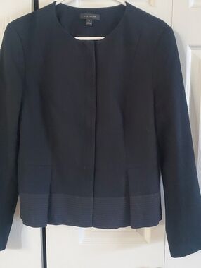 ANN TAYLOR BLAZER. SZ 14. BLACK TEXTURE. ZIP UP LONG SLEEVES. PEPLUM.